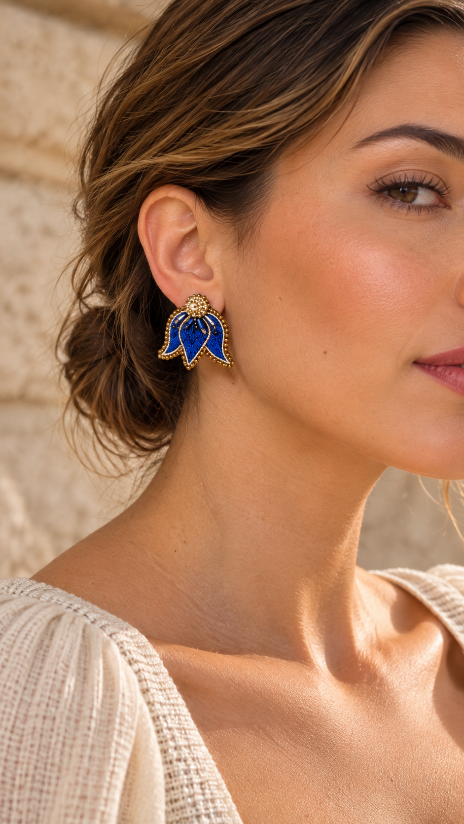 Aretes Tulip en color azul, bordados a mano con hilo de seda, cristales y mostacillas.