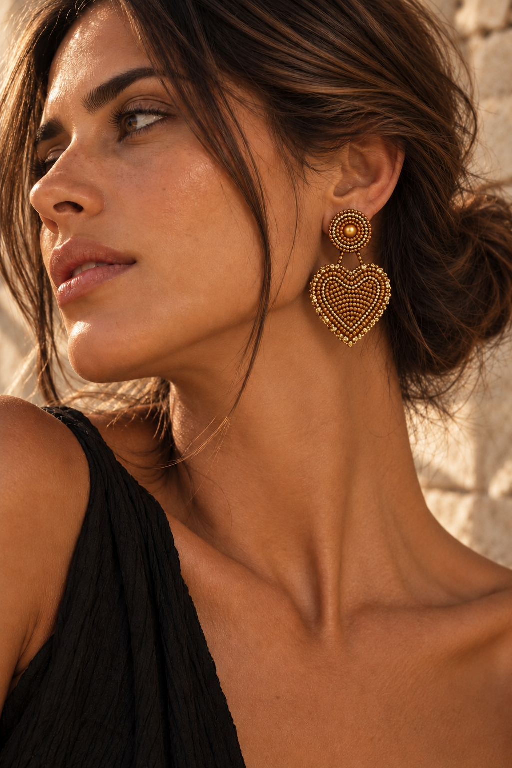 aretes Amor en color dorado, bordados a mano con mostacillas