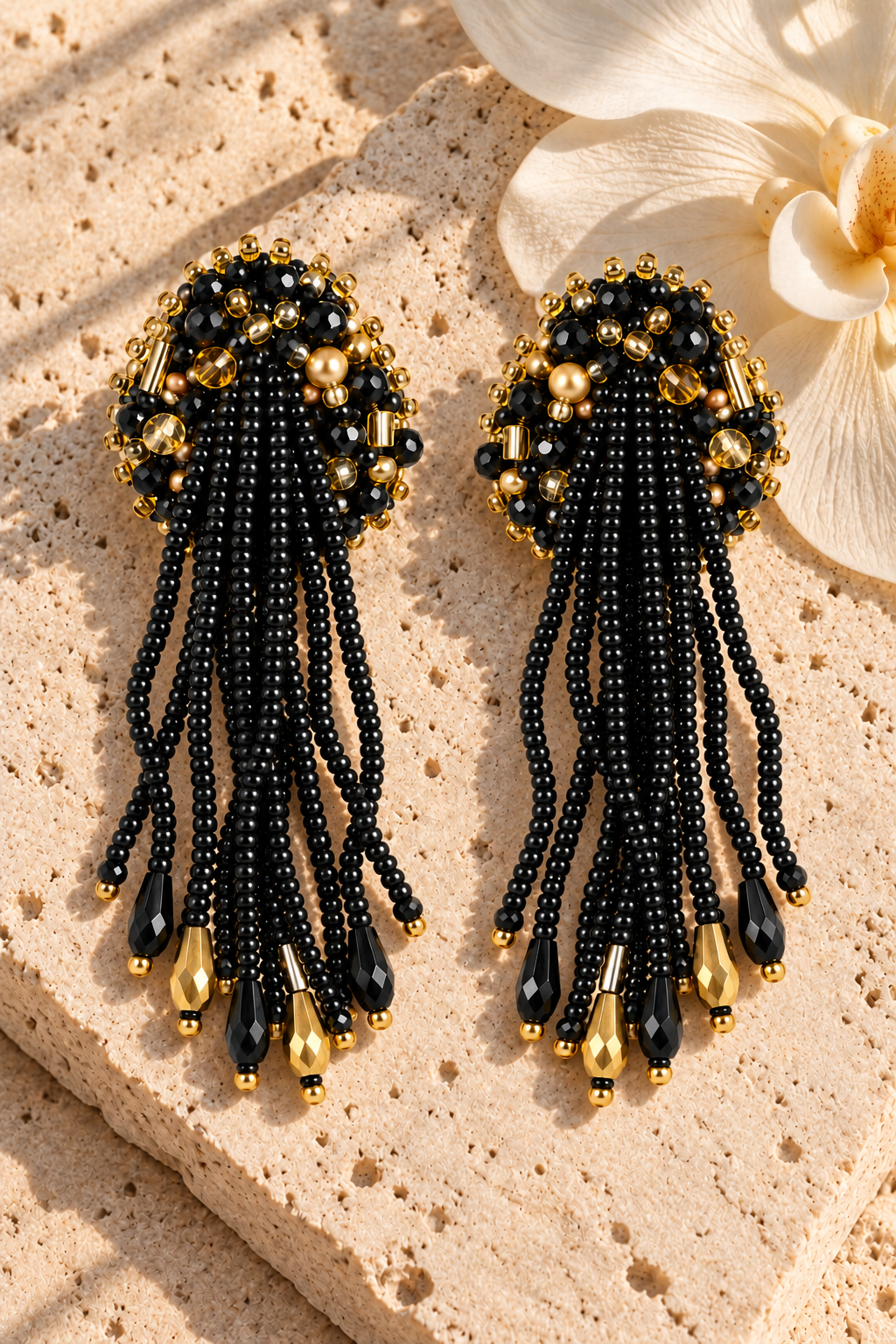 Aretes Lluvia en color negro - dorado, bordados a mano con mostacillas y canutillos