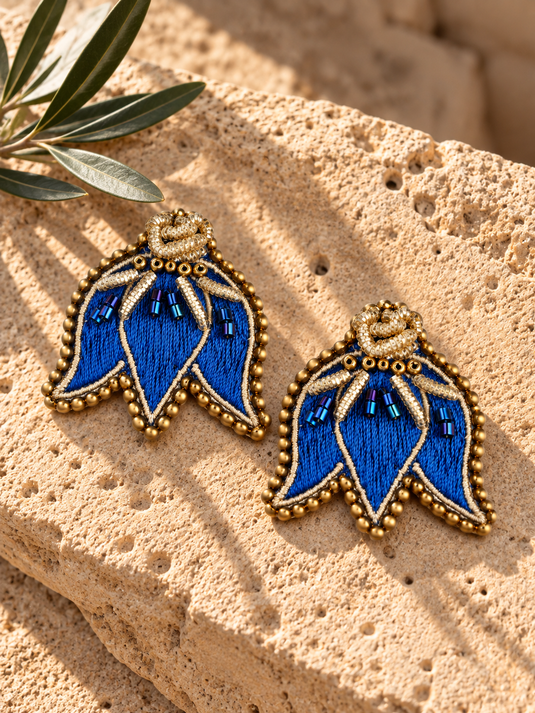 Aretes Tulip en color azul, bordados a mano con hilo de seda, cristales y mostacillas.