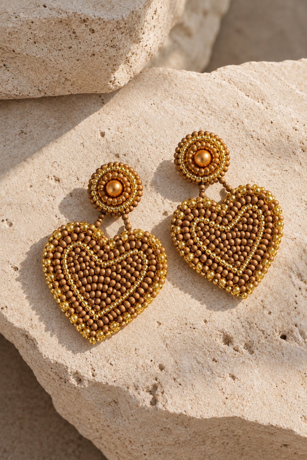 aretes Amor en color dorado, bordados a mano con mostacillas