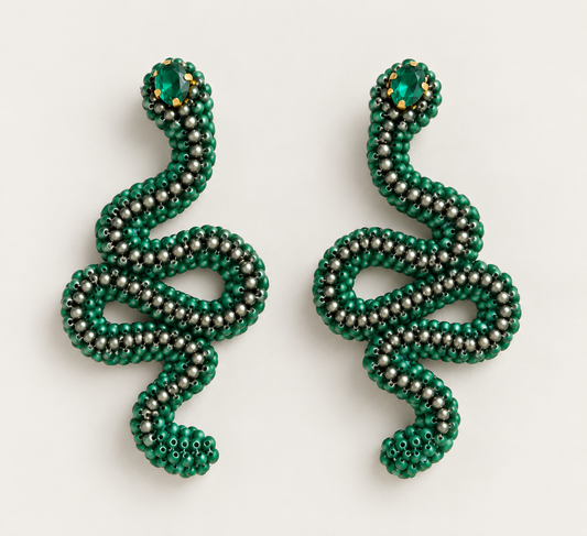 Par de aretes Imperial verdes en forma de serpiente, con cuentas metálicas sobre fondo claro.