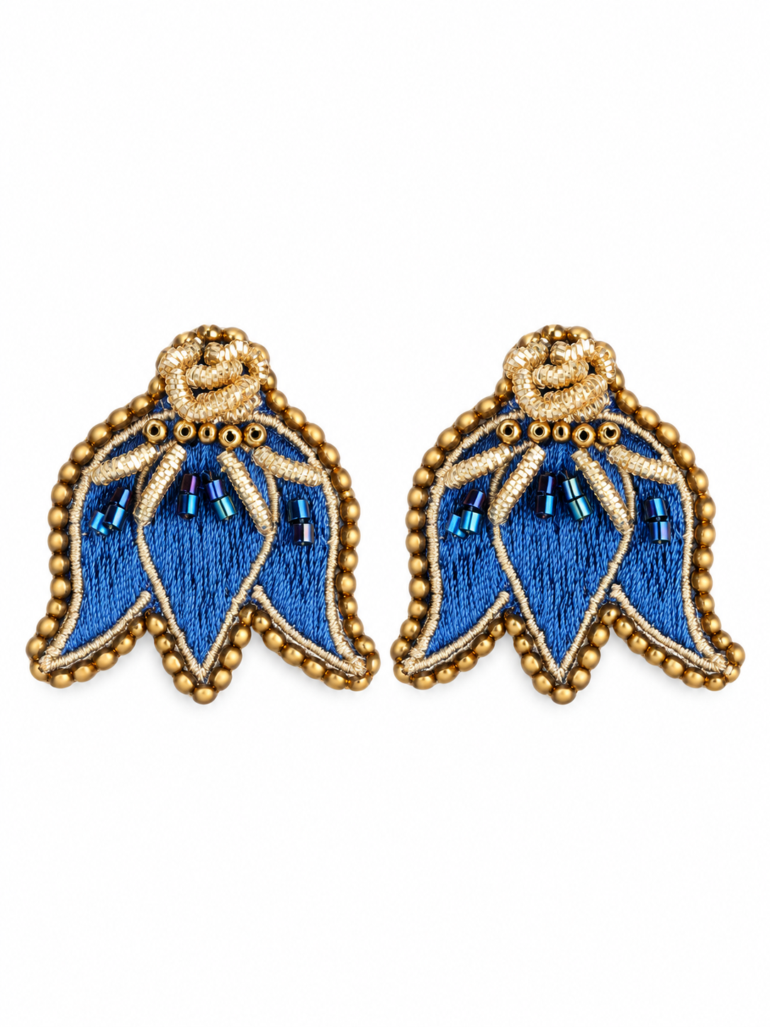 Aretes Tulip en color azul, bordados a mano con hilo de seda, cristales y mostacillas.
