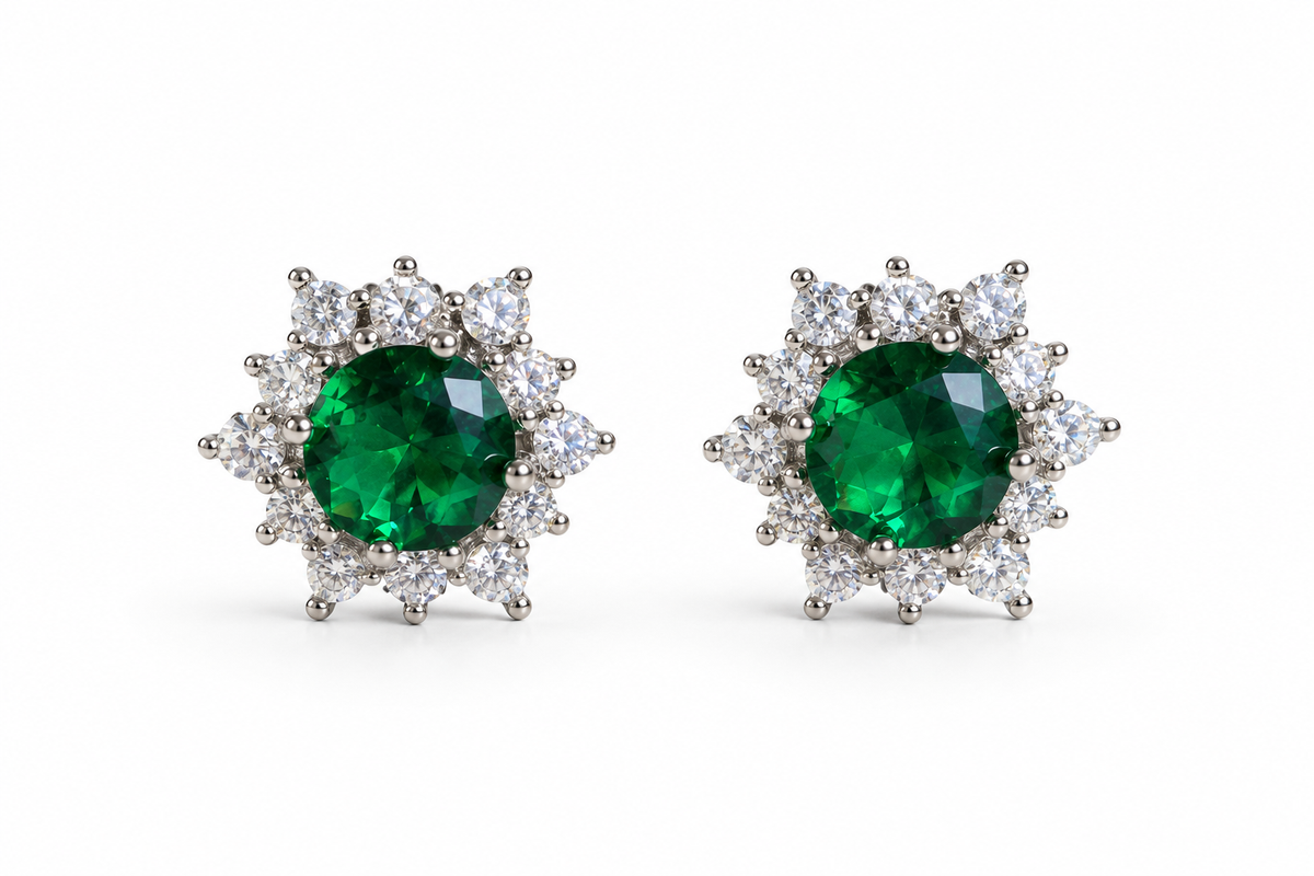 Aretes Sary con piedras redondas verdes rodeadas de piedras transparentes en forma de flor, sobre fondo blanco.