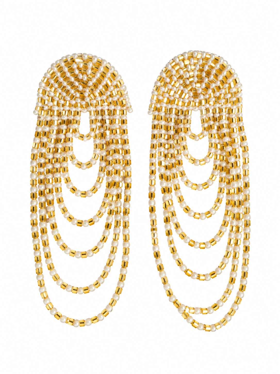 Aretes Infinito en color Dorado y beige, bordados a mano con mostacillas y canutillos 