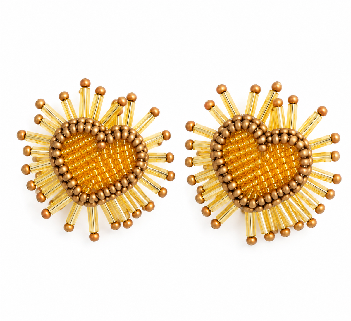  Aretes Corazón, en color dorado, bordados a mano con mostacillas y canutillos 