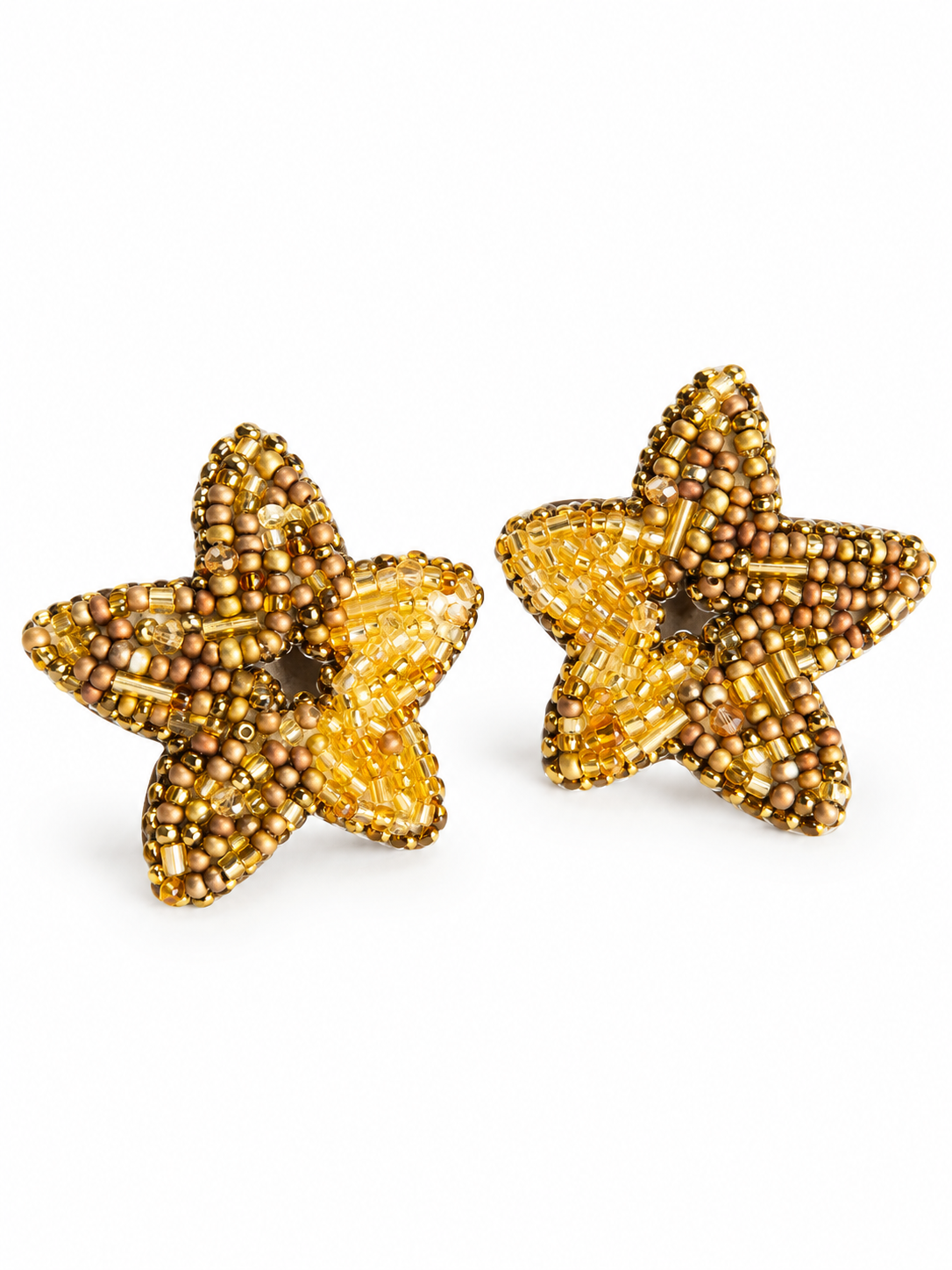 Hermosos aretes Adri Small en color dorado bordados a mano con cristales, mostacillas y canutillos
