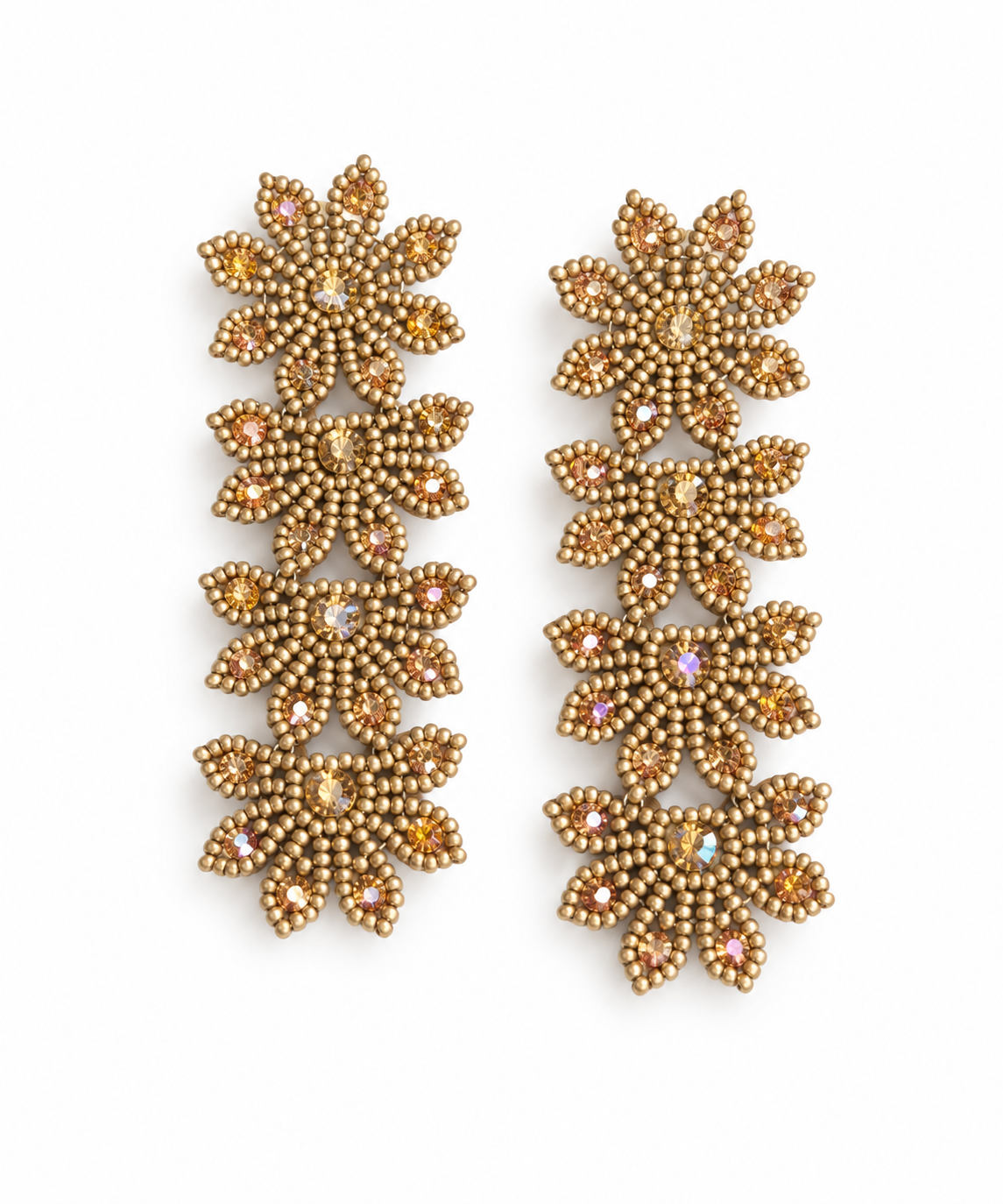 Aretes Orquídea en color dorado, bordados a mano con cristales y mostacillas.