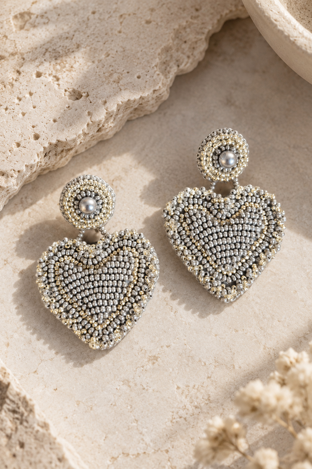 aretes Amor en color plateado, bordados a mano con mostacillas