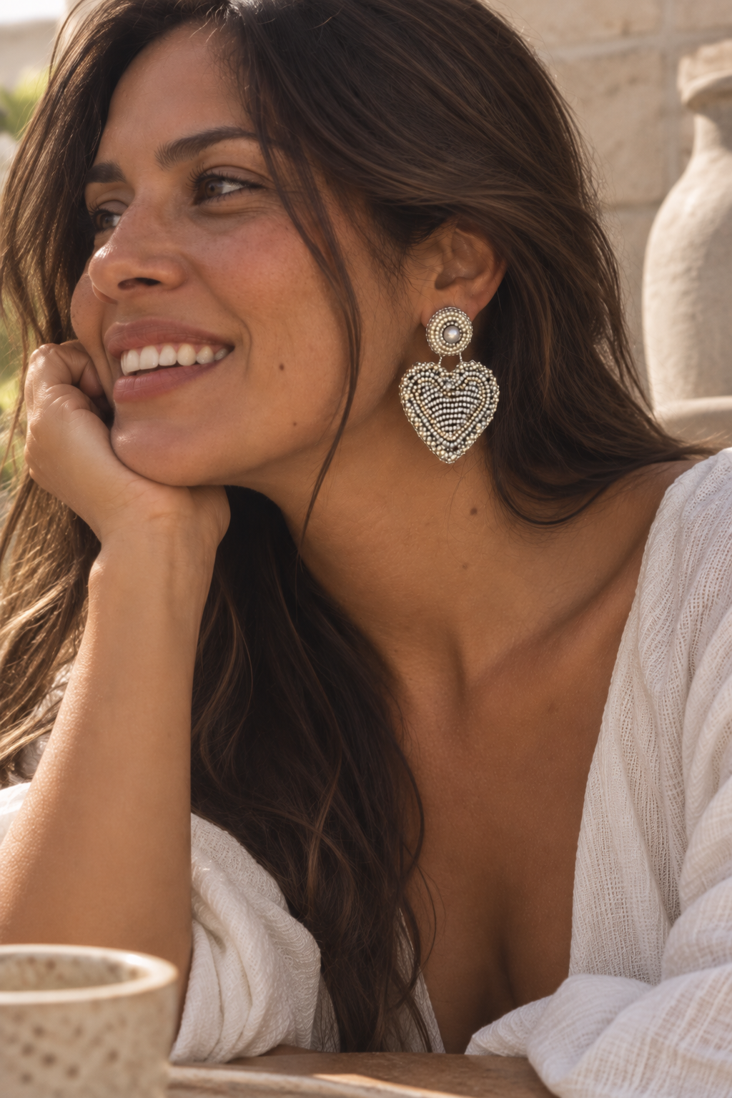 aretes Amor en color plateado, bordados a mano con mostacillas