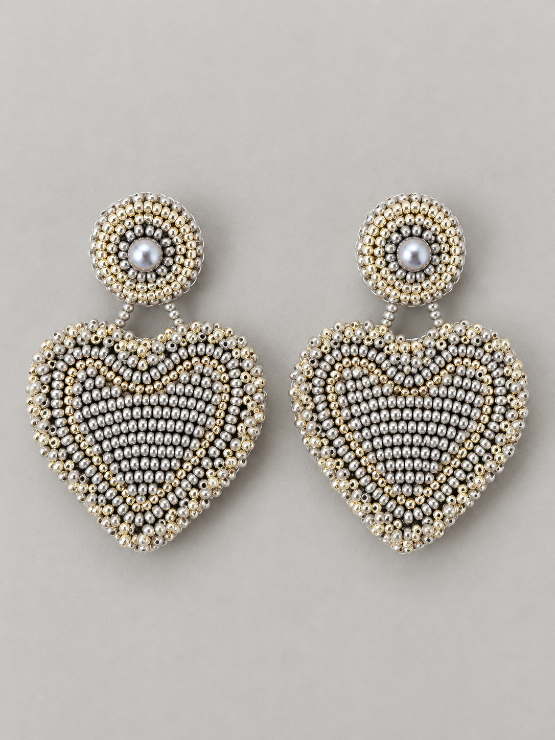 aretes Amor en color plateado, bordados a mano con mostacillas