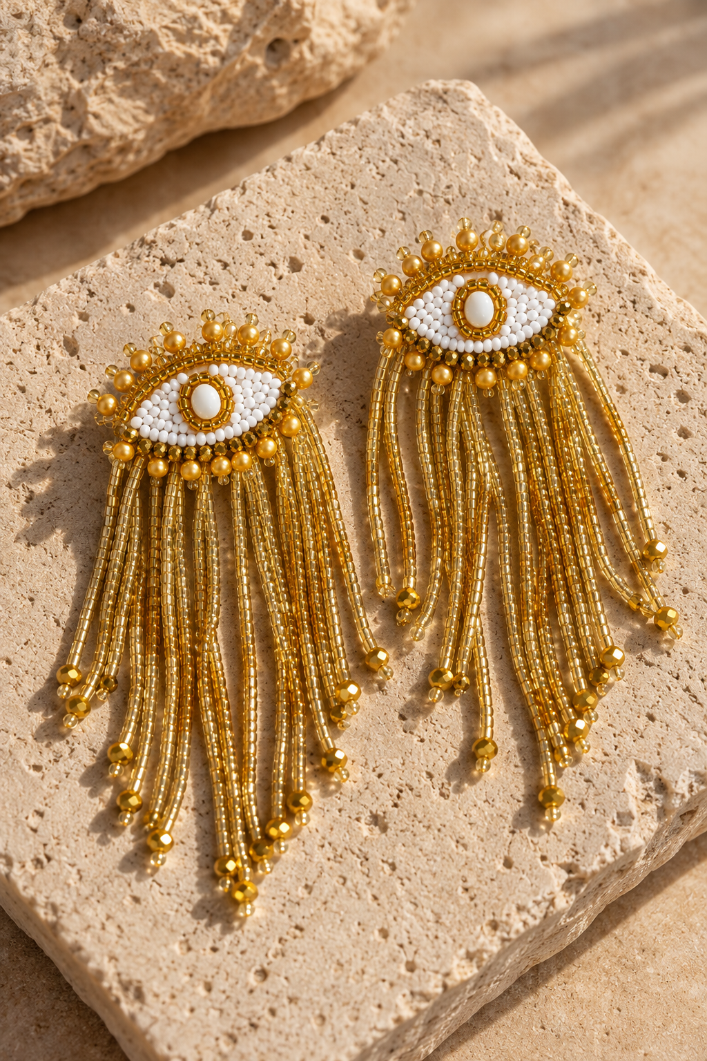 Hermosos aretes Buena suerte dorados en forma de ojos con flecos de mostacillas y cristales. 