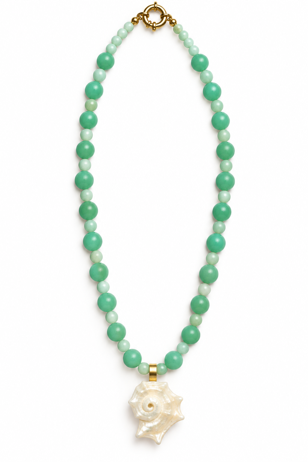 Collar Caracol de cuentas de aventurina verde con dije de nácar y broche dorado sobre fondo blanco.
