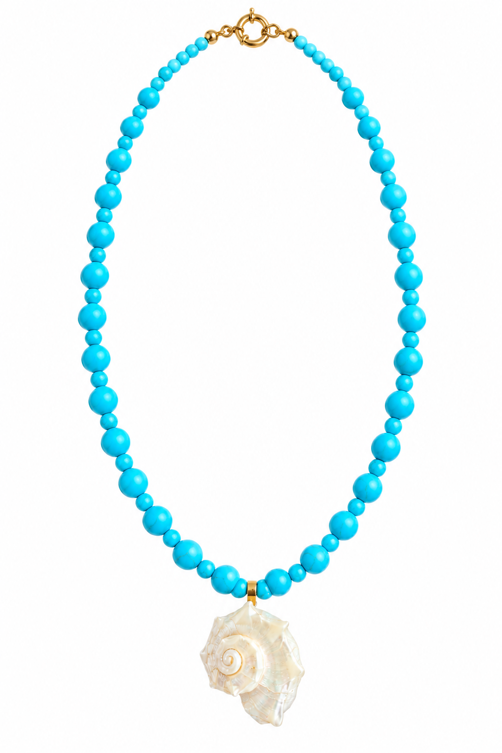 Collar Caracol Turquesa de cuentas azules con dije de caracol nacarado y broche dorado sobre fondo blanco.