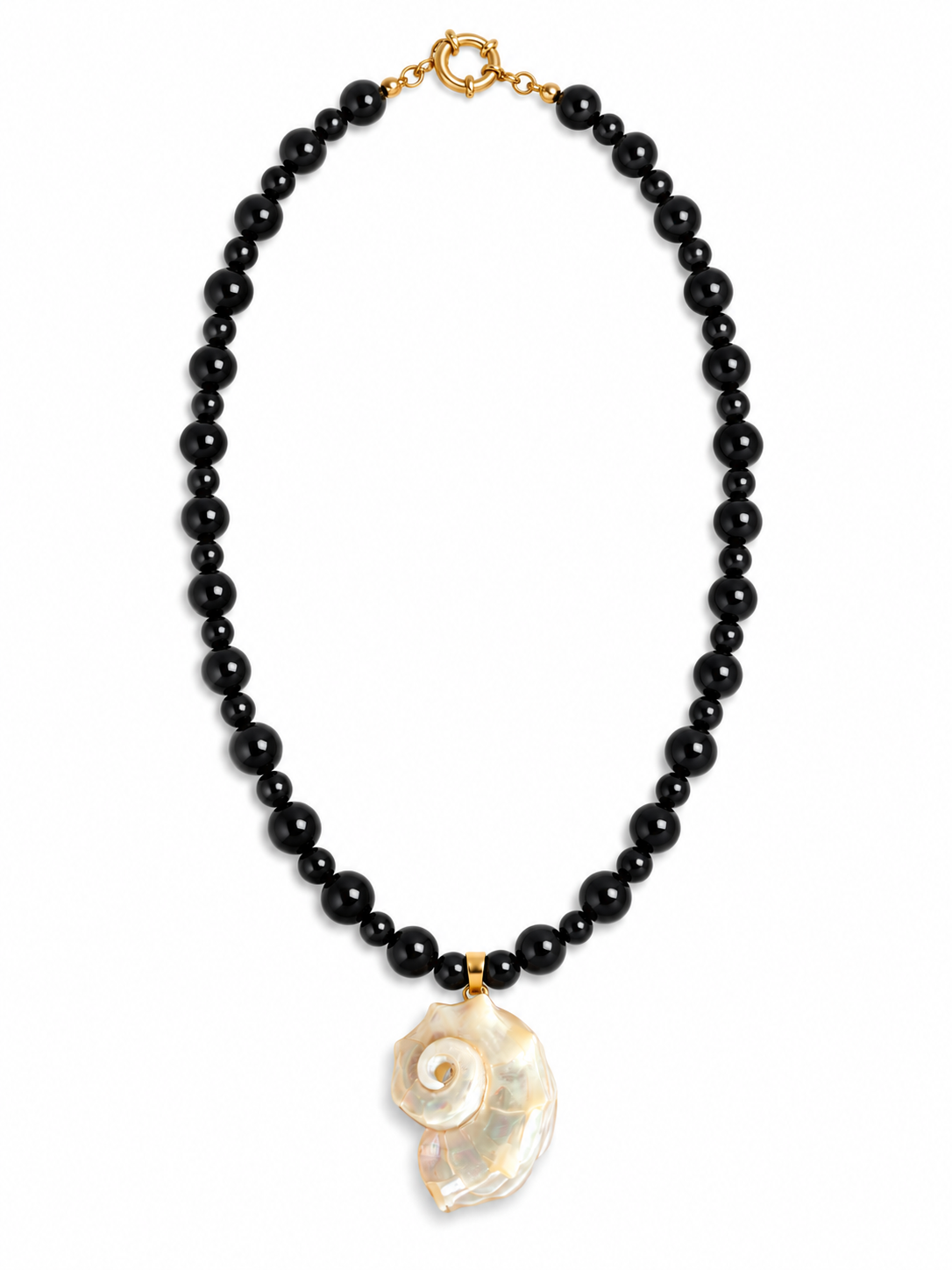 Collar Caracol de ónix negro con dije de nácar y broche dorado sobre fondo blanco.
