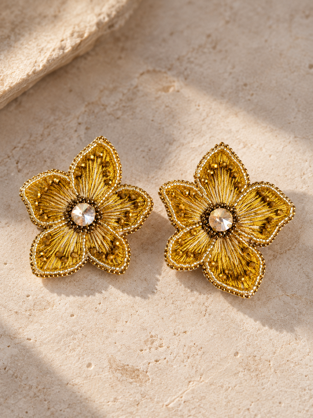 Aretes Daisy dorados en forma de flor, bordados a mano con cristales y mostacillas