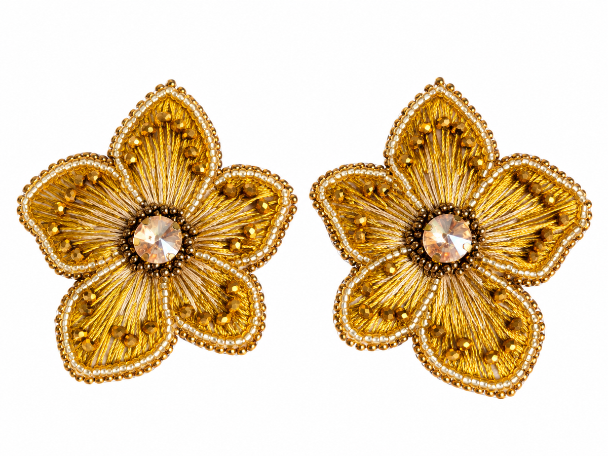 Aretes Daisy dorados en forma de flor, bordados a mano con cristales y mostacillas