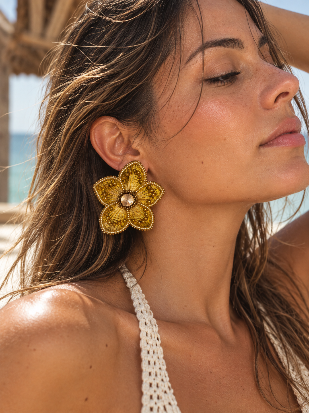 Aretes Daisy dorados en forma de flor, bordados a mano con cristales y mostacillas