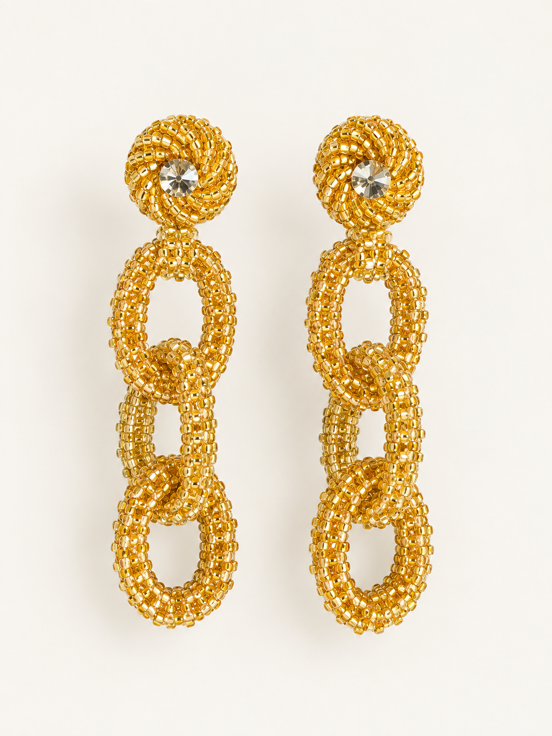 aretes Cadena en color dorado bordados a mano con cristales y mostacillas