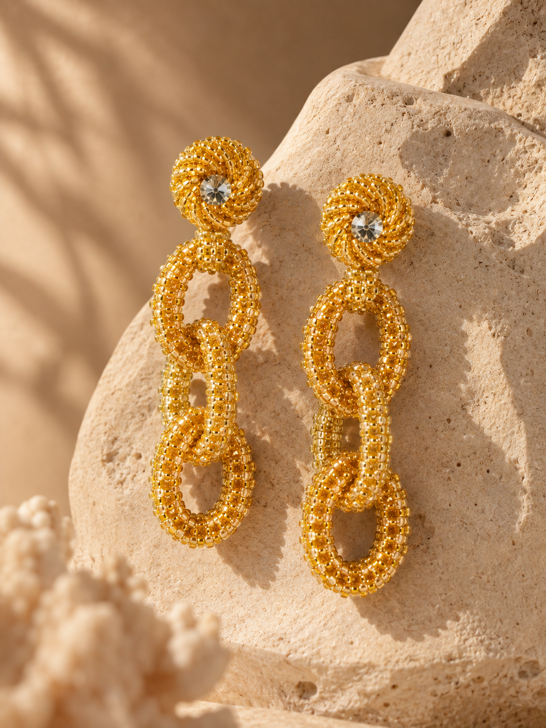 aretes Cadena en color dorado bordados a mano con cristales y mostacillas