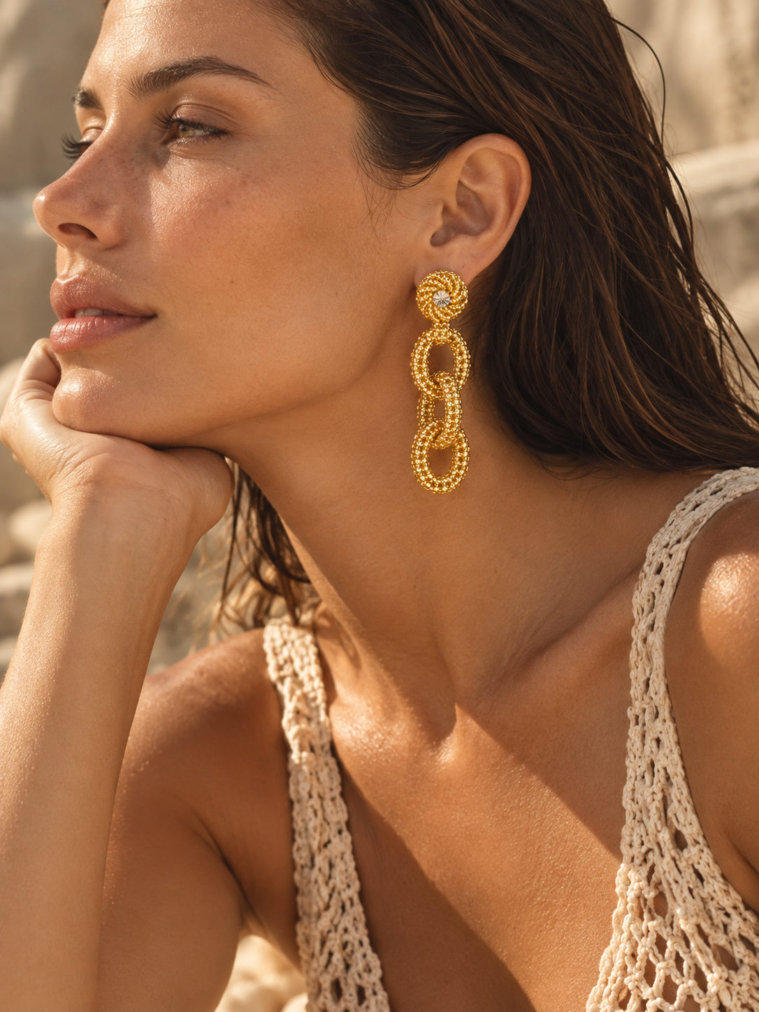 aretes Cadena en color dorado bordados a mano con cristales y mostacillas