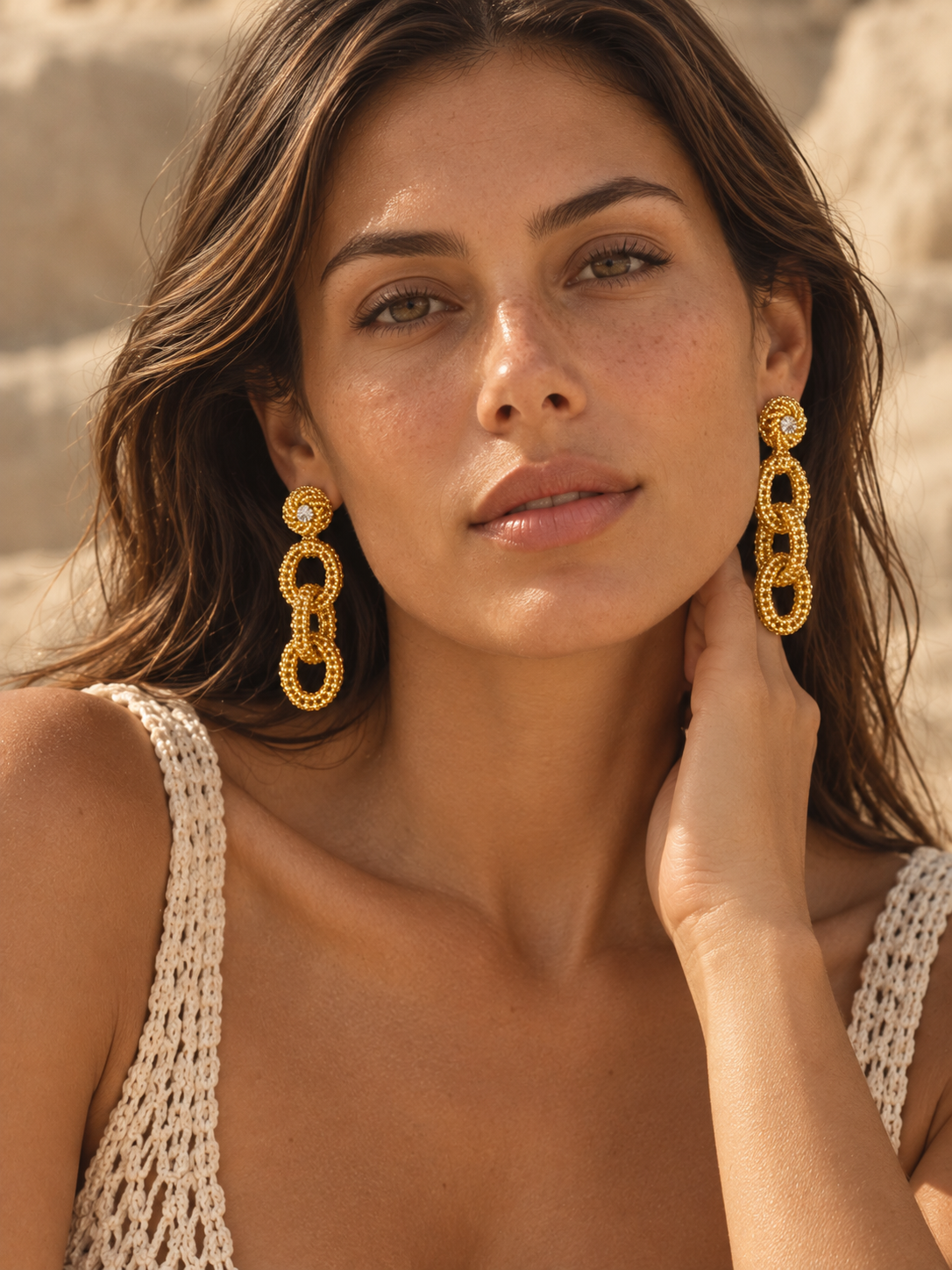 aretes Cadena en color dorado bordados a mano con cristales y mostacillas
