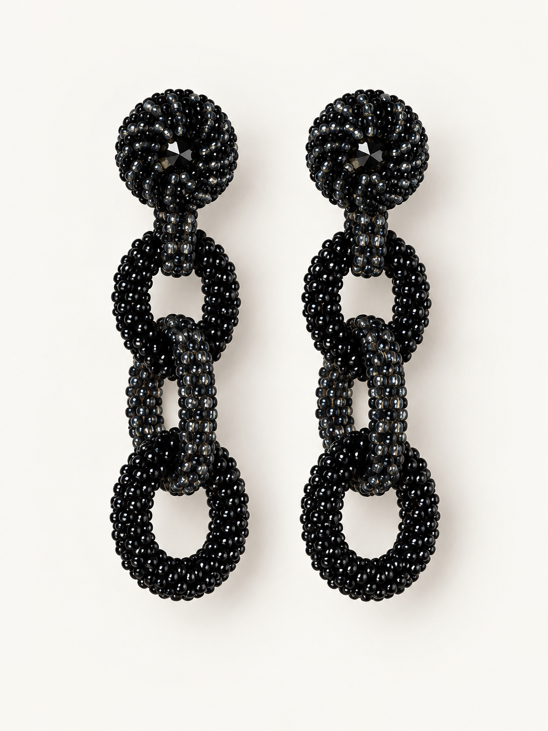 aretes Cadena en color negro bordados a mano con cristales y mostacillas