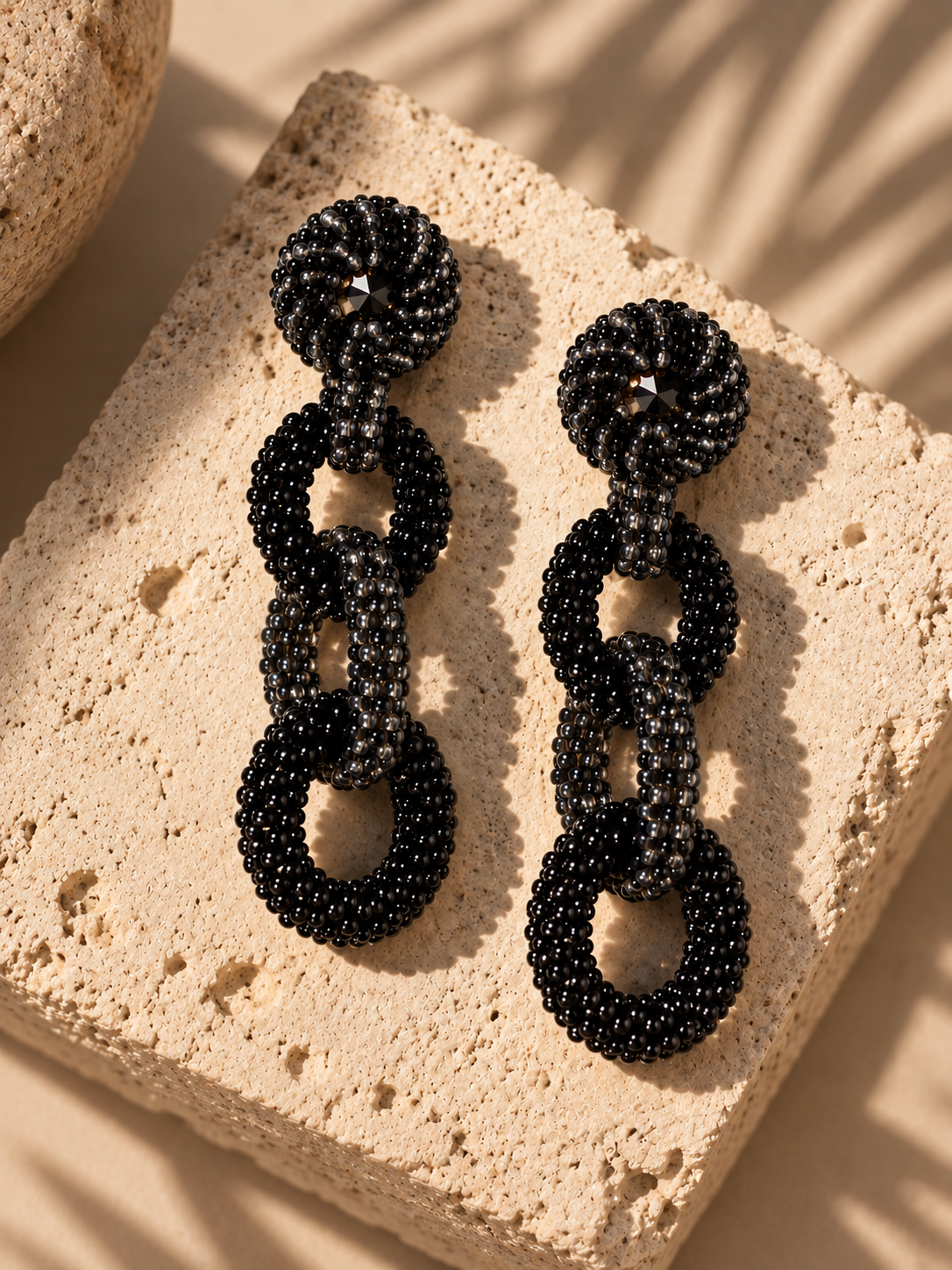 aretes Cadena en color negro bordados a mano con cristales y mostacillas