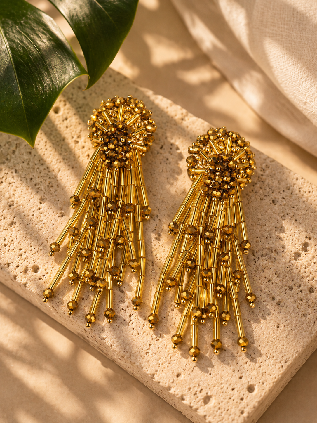 Hermosos aretes Lirio en color dorado bordados a mano con cristales, mostacillas y canutillos.
