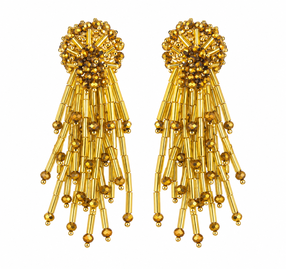 Hermosos aretes Lirio en color dorado bordados a mano con cristales, mostacillas y canutillos.