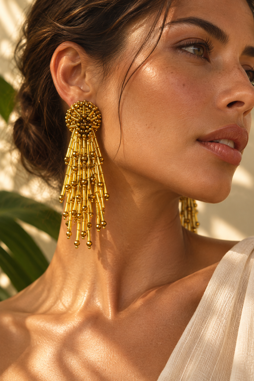 Hermosos aretes Lirio en color dorado bordados a mano con cristales, mostacillas y canutillos.