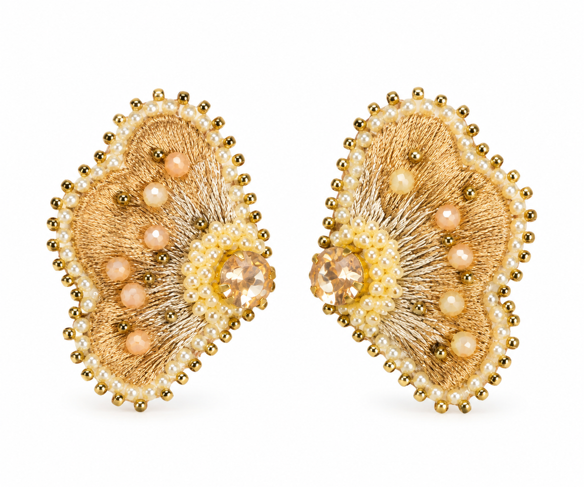 Aretes Curazao en forma de flor en color dorado. Elaborados con hilo de seda, cristales y mostacillas