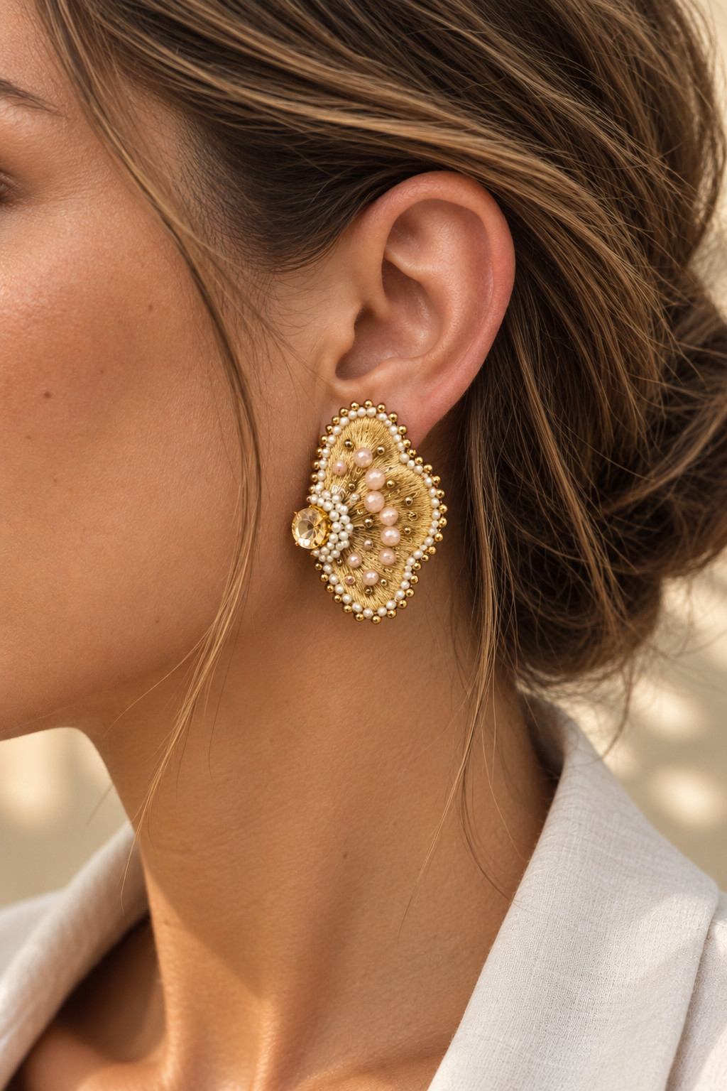 Aretes Curazao en forma de flor en color dorado. Elaborados con hilo de seda, cristales y mostacillas