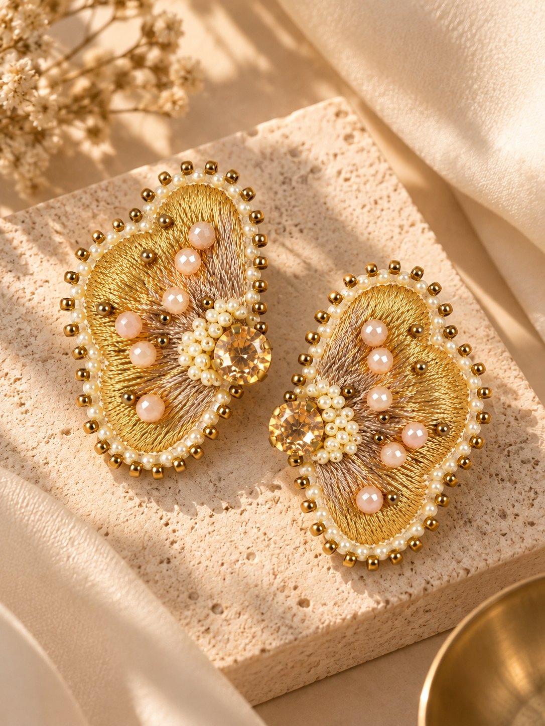 Aretes Curazao en forma de flor en color dorado. Elaborados con hilo de seda, cristales y mostacillas