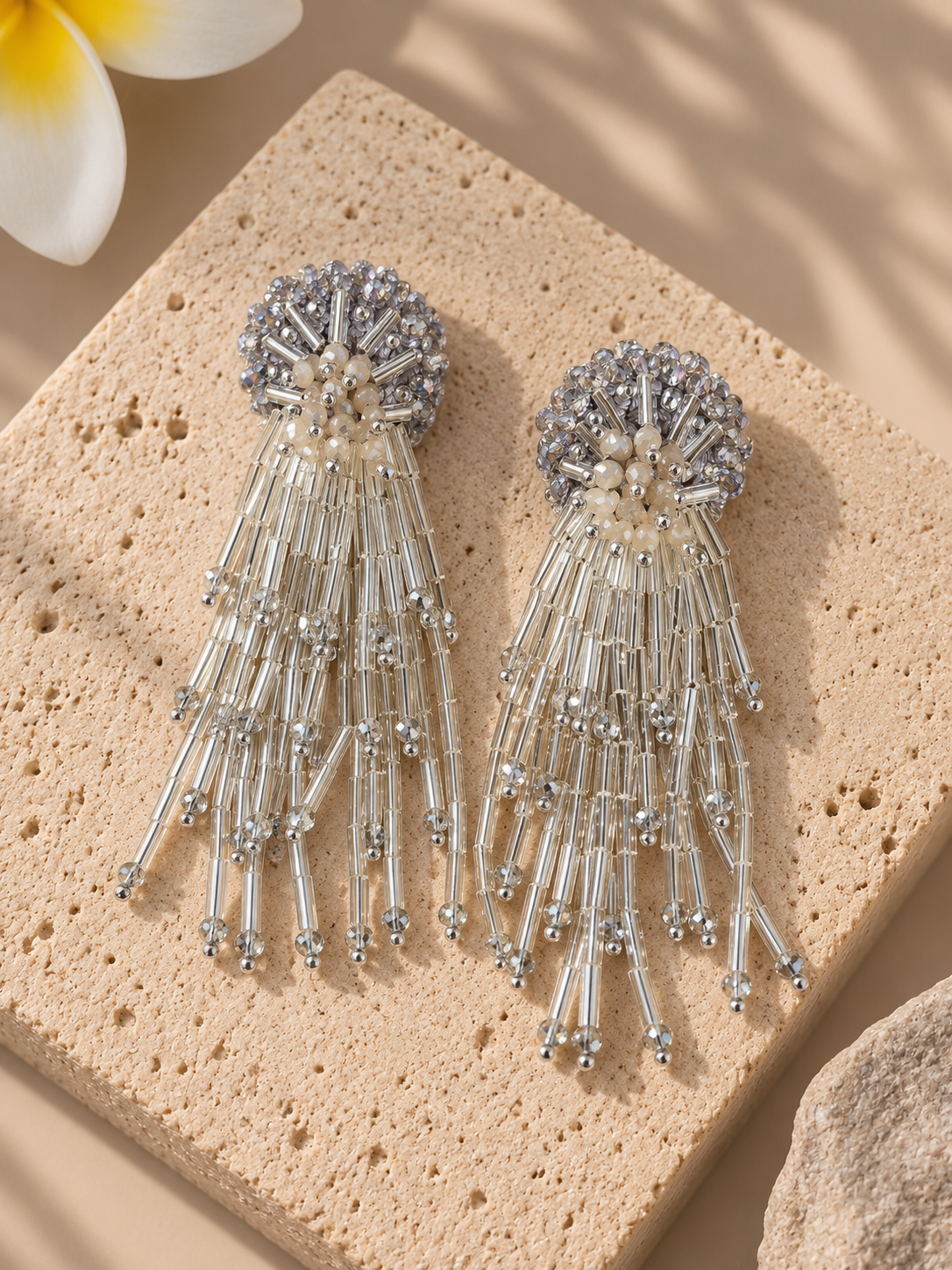 Hermosos aretes Lirio en color plateado bordados a mano con cristales, mostacillas y canutillos.