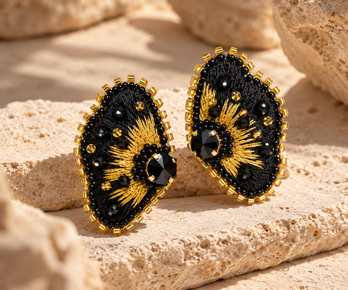 Aretes Curazao en forma de flor en color Negro y dorado. Elaborados con hilo de seda, cristales y mostacillas