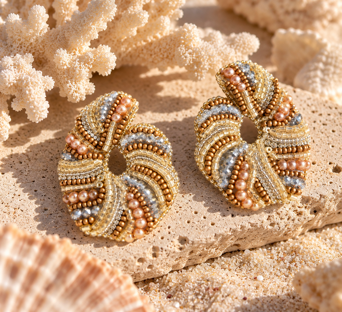 Aretes Orion en mezcla de color Dorado y Plateado bordados a mano con cristales, mostacillas y canutillos 