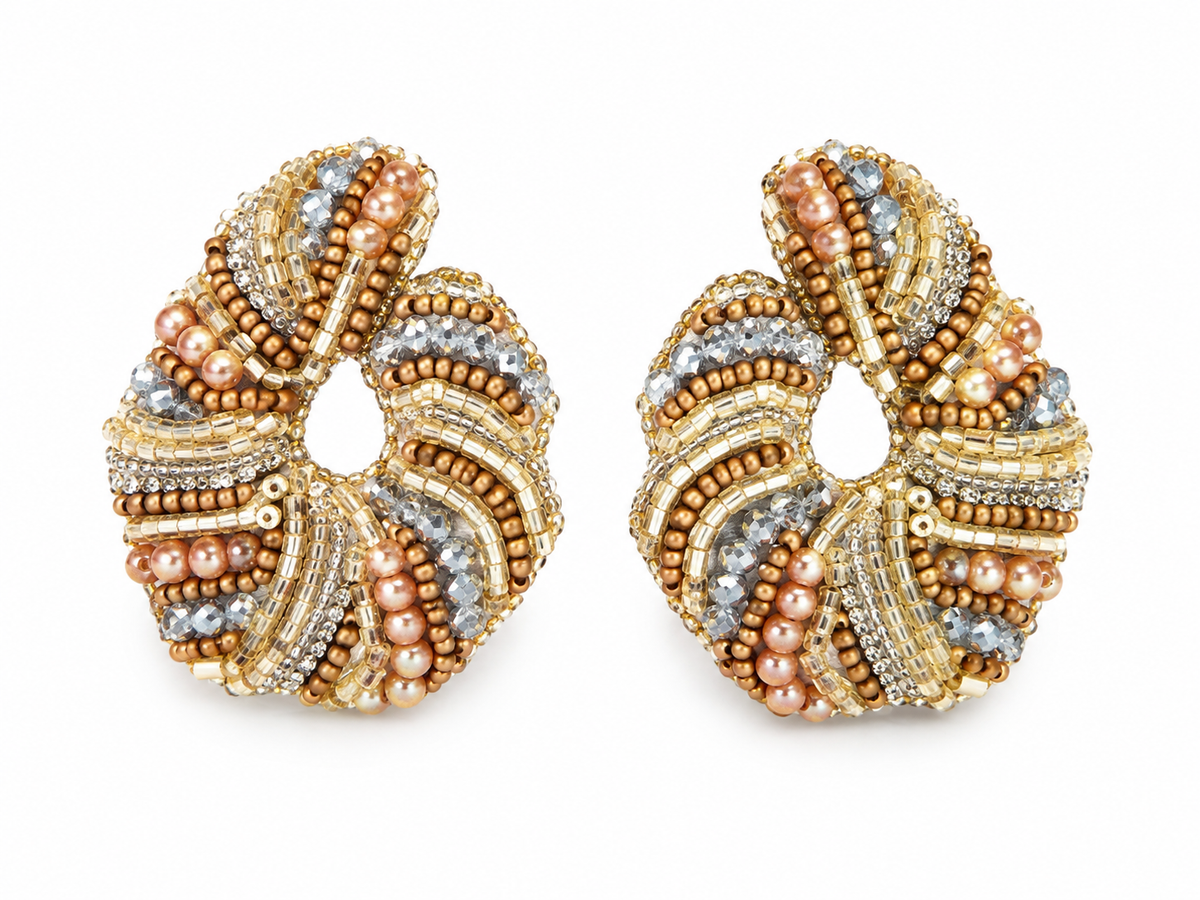 Aretes Orion en mezcla de color Dorado y Plateado bordados a mano con cristales, mostacillas y canutillos 