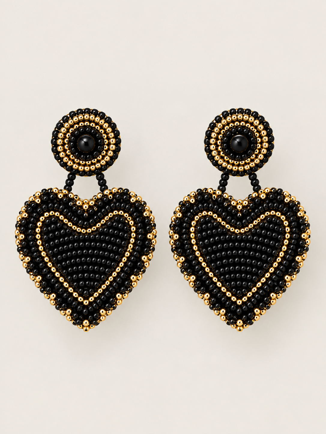 aretes Amor en color Negro Y dorado, bordados a mano con mostacillas
