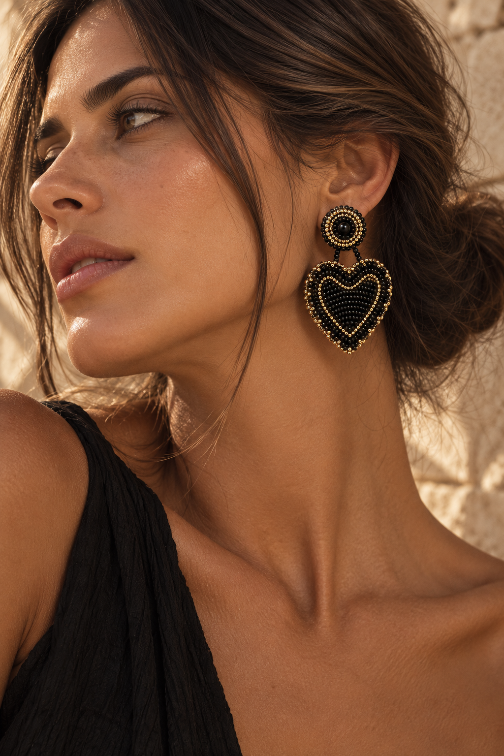 aretes Amor en color Negro Y dorado, bordados a mano con mostacillas