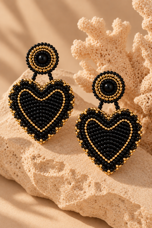 aretes Amor en color Negro Y dorado, bordados a mano con mostacillas