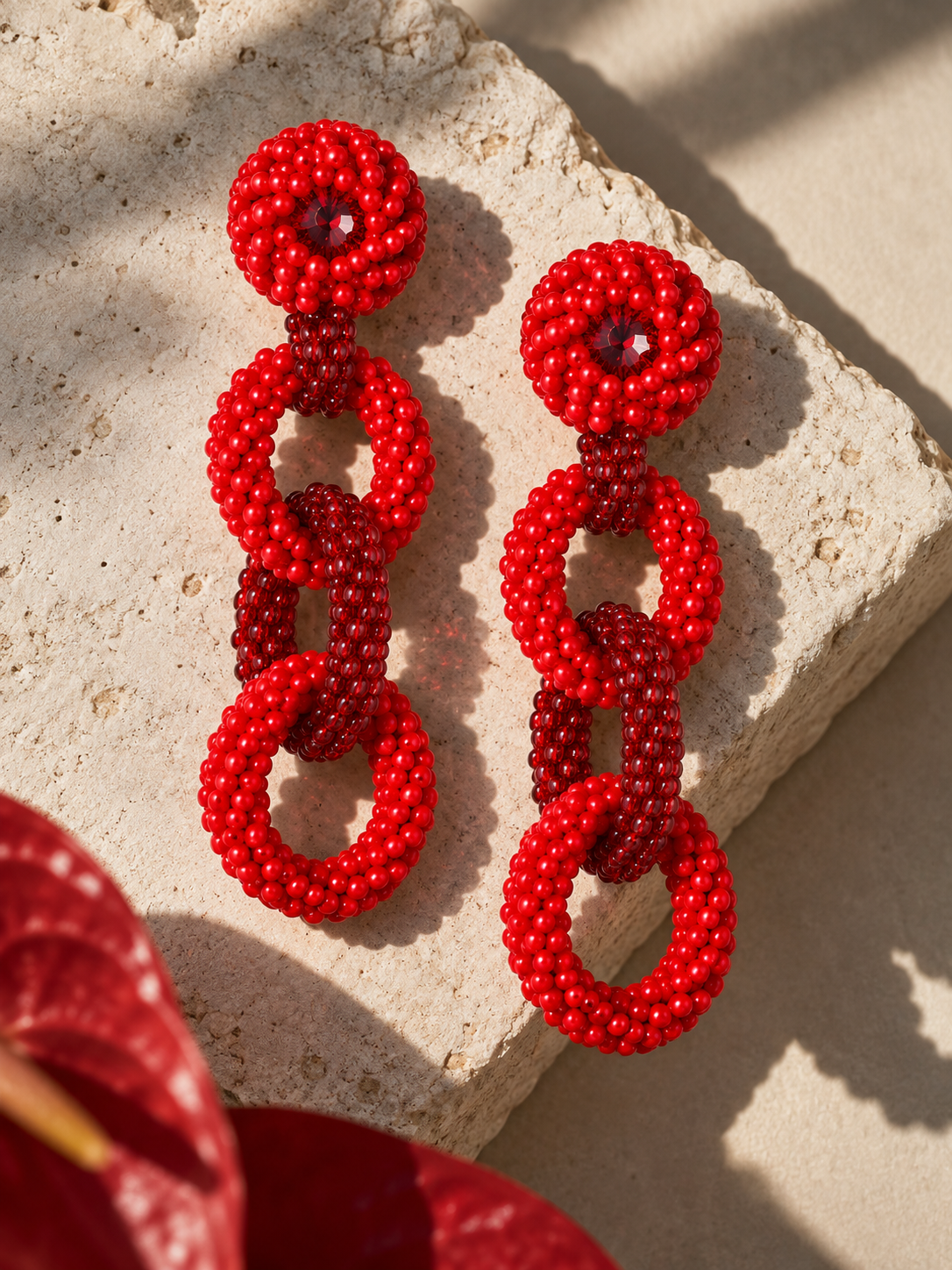 aretes Cadena en color rojo bordados a mano con cristales y mostacillas