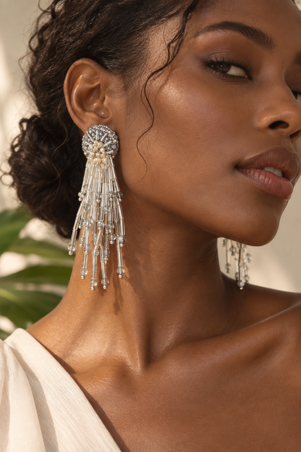 Hermosos aretes Lirio en color plateado bordados a mano con cristales, mostacillas y canutillos.