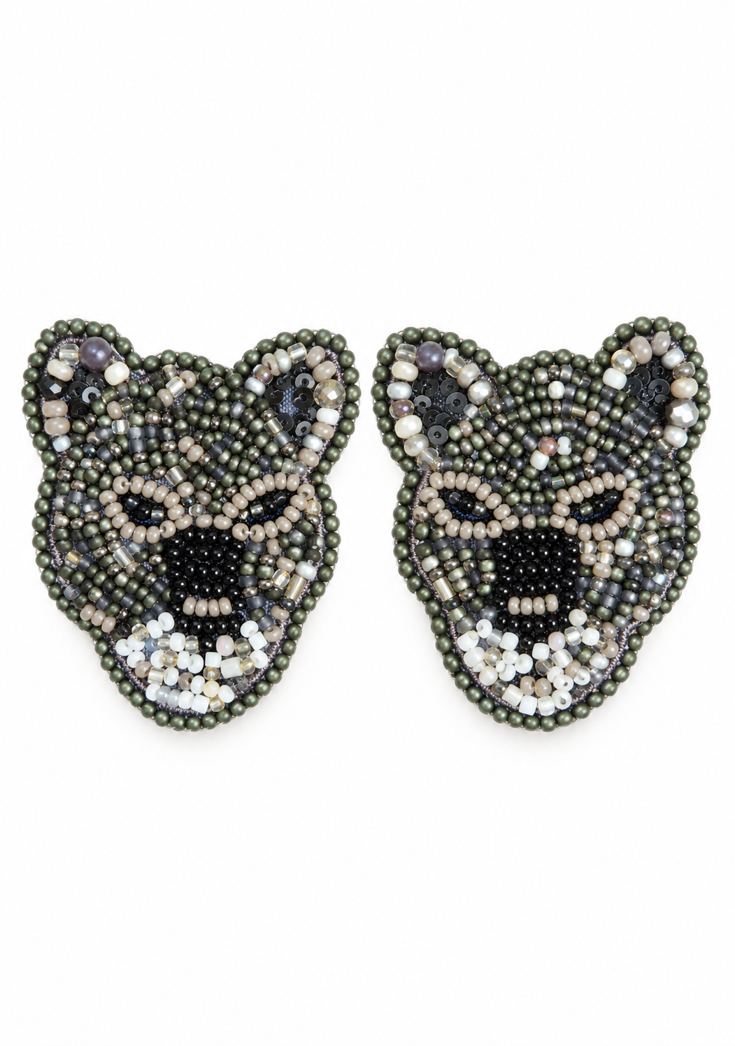 Vista frontal del par de aretes Leopardo plateados de SALÁ, con cuentas grises, negras y blancas sobre fondo blanco.