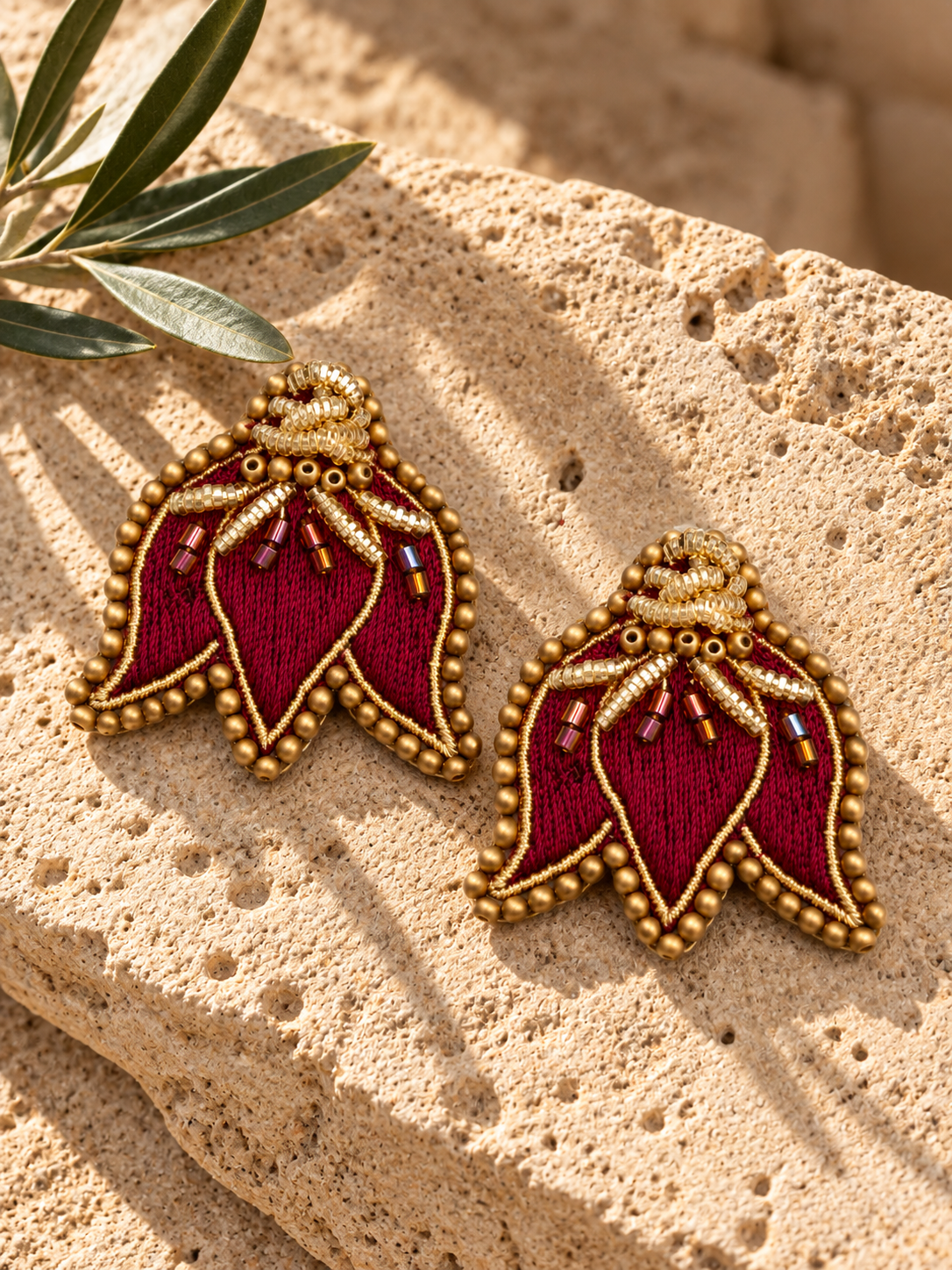 Aretes Tulip en color vinotinto, bordados a mano con hilo de seda, cristales y mostacillas.