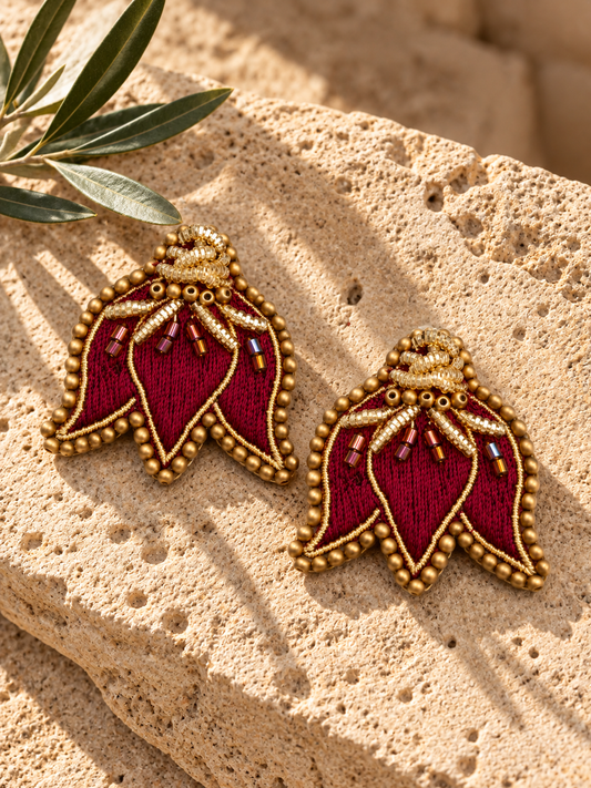 Aretes Tulip en color vinotinto, bordados a mano con hilo de seda, cristales y mostacillas.