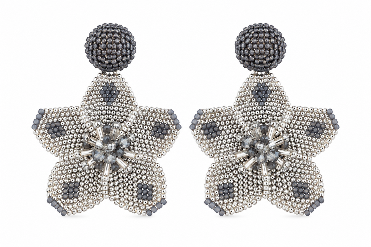 Los aretes Margarita destacan por su diseño en forma de flor en color plata y gris