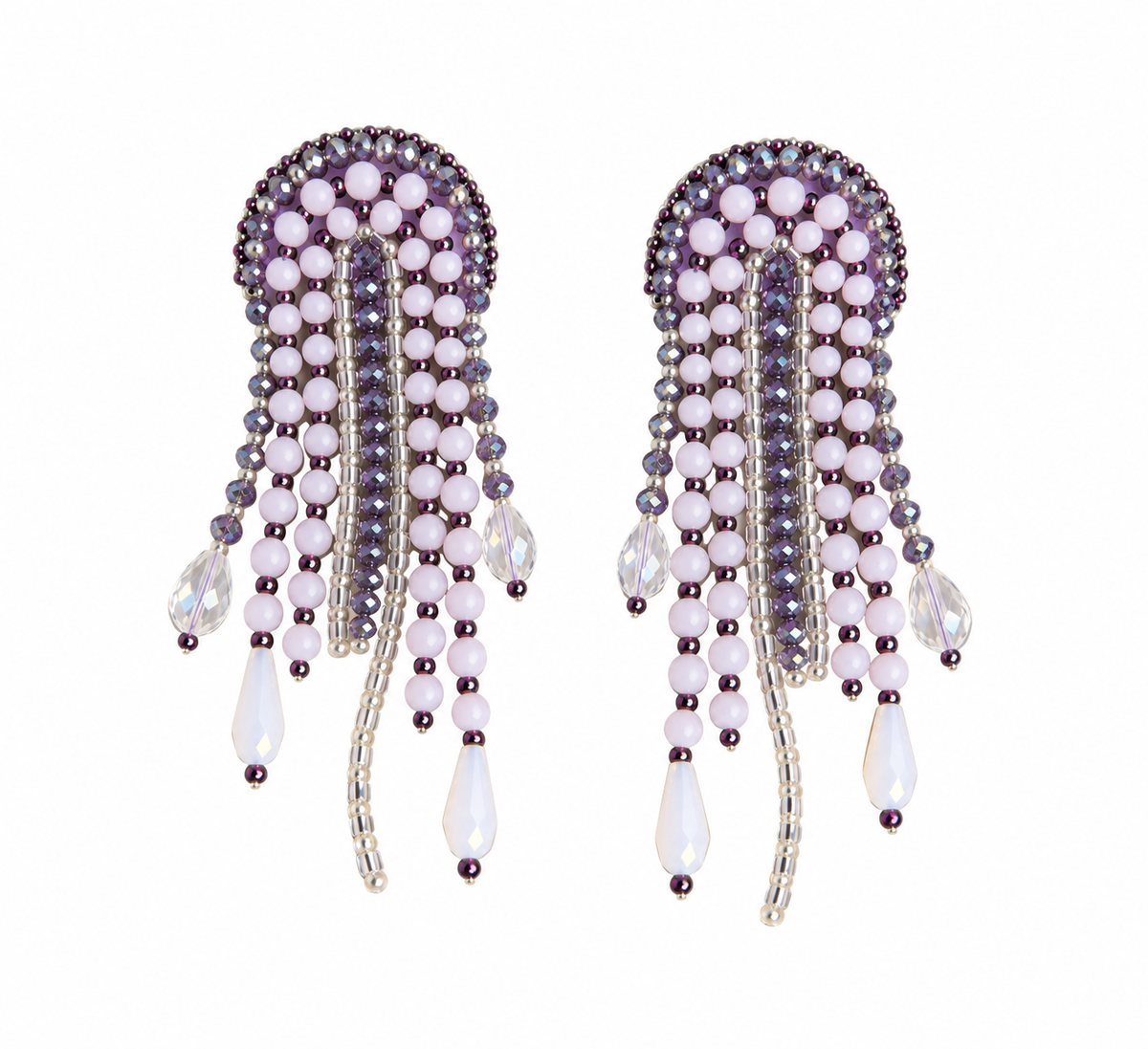 Par de aretes Medusa lilas con flecos de cuentas y colgantes en forma de gota sobre fondo blanco.
