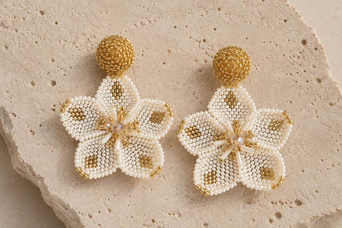Los aretes Margarita destacan por su diseño en forma de flor en color beige y dorado