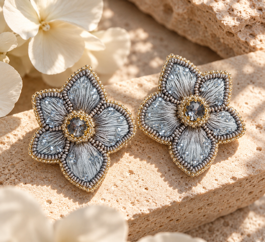 Aretes Daisy plateados en forma de flor, bordados a mano con cristales y mostacillas